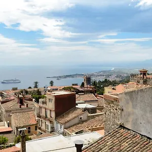 sunset-holiday-home-taormina.taorminaitalyhotels.com/